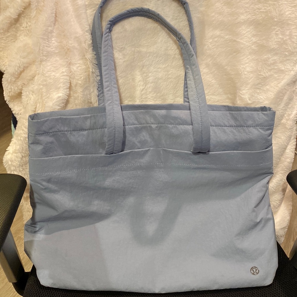 Lululemon my one level tote. Excellent condition only used maybe 5 times.